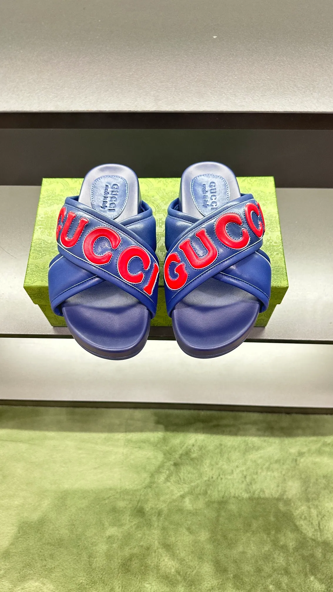 [G Family Couple Style] P: 320💰Female size 36~40 Men's size 39~45, (46. Custom-made GG slippers for men and women. This slipper is made of GG polyester fiber and is decorated with a Gucci label on the front, which adds a striking logo feel to the style. Beige GG recycled polyester fiber, same size for men and women, leather trim